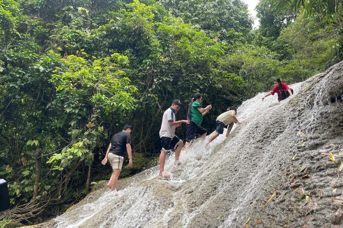 Thác Muốn nằm ẩn mình giữa núi rừng xanh mát.