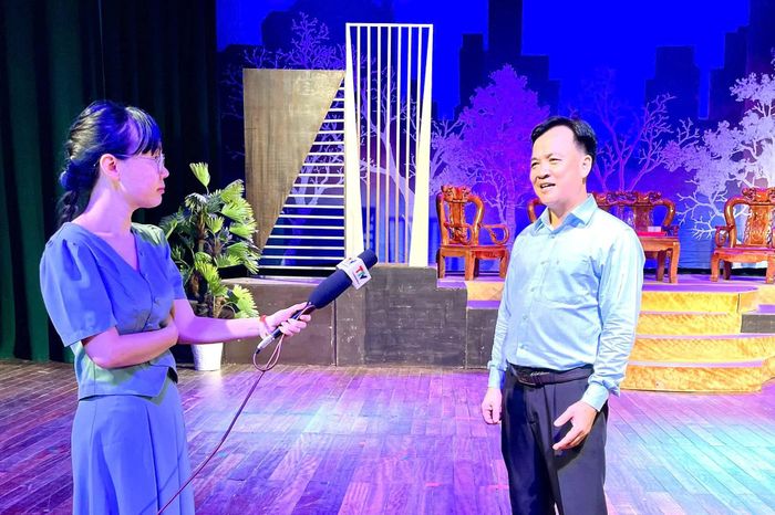 Nghệ sĩ ưu tú Vương Huỳnh - Phó Giám đốc Trung tâm Văn hóa - Nghệ thuật Lam Sơn trả lời phỏng vấn của phóng viên của Báo và Phát thanh, truyền hình Thanh Hóa.