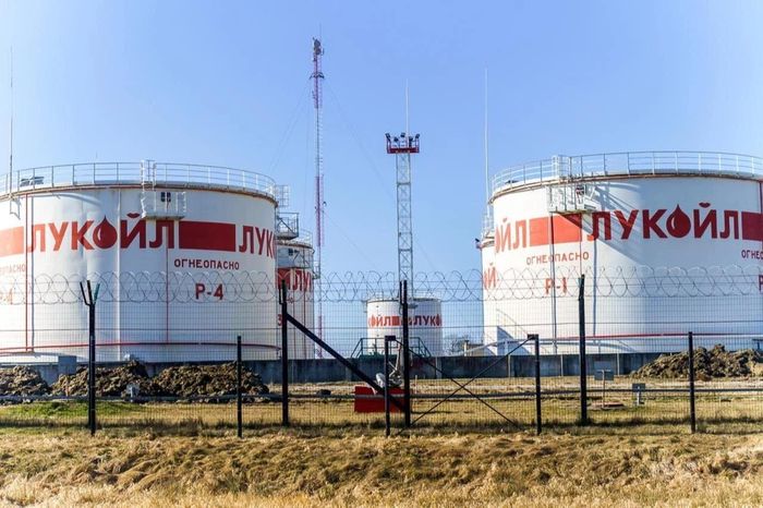 Các bể chứa dầu tại nhà máy lọc dầu Lukoil ở vùng Kaliningrad của Nga, ngày 13/3/2022. Ảnh: Türkiye Today