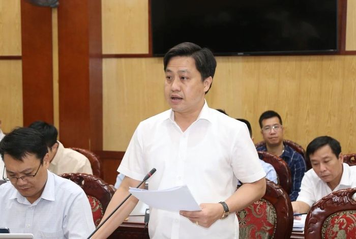 Giám đốc Sở Nông nghiệp và Môi trường Lê Văn Tiến báo cáo các nội dung liên quan tại phiên họp.
