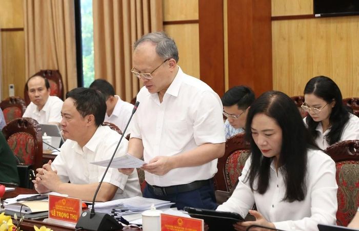 Giám đốc Sở Tài chính Lê Trọng Thụ trình bày các tờ trình liên quan tại phiên họp.