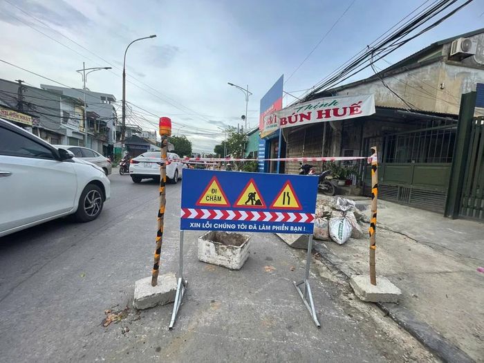 Tấm biển không chỉ là thông báo, mà còn là câu chuyện về văn hóa ứng xử trong quá trình xây dựng đô thị văn minh, đáng sống.