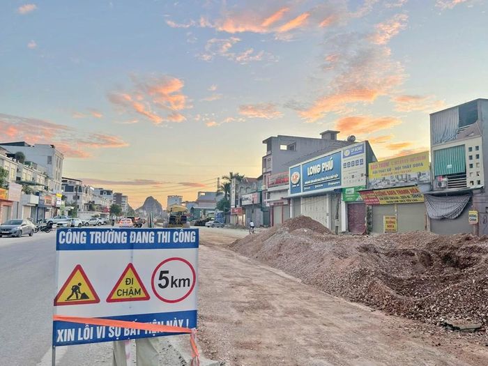 Tấm biển thông báo và việc đảm bảo vệ sinh môi trường tuyến đường thi công thể hiện sự sự tôn trọng của đơn vị thi công với Nhân dân.