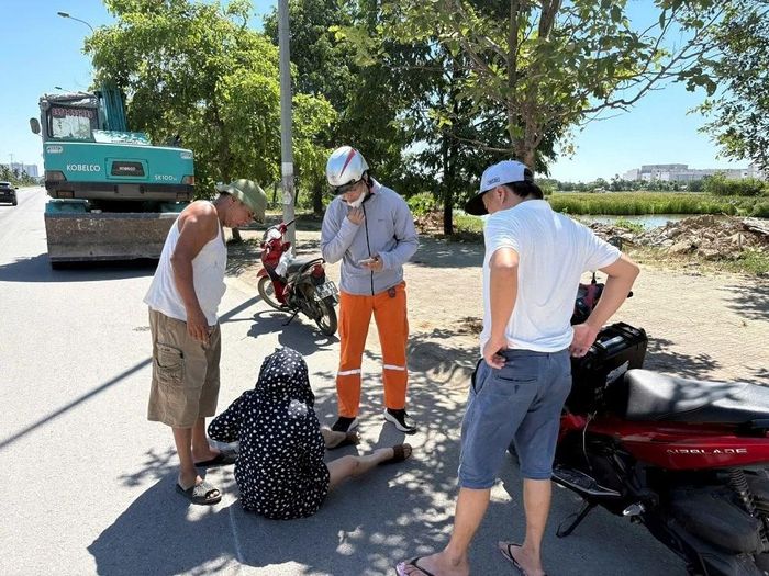 Nhân viên Điện lực Hạc Thành hỗ trợ thai phụ gặp tai nạn giao thông.