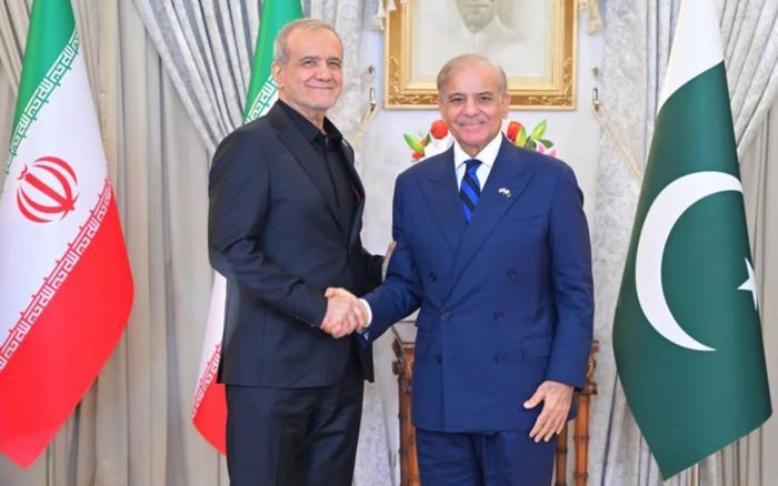 Tổng thống Iran Masoud Pezeshkian thăm Pakistan và hội đàm với Thủ tướng Pakistan Shehbaz Sharif. Ảnh: Free Malaysia Today.