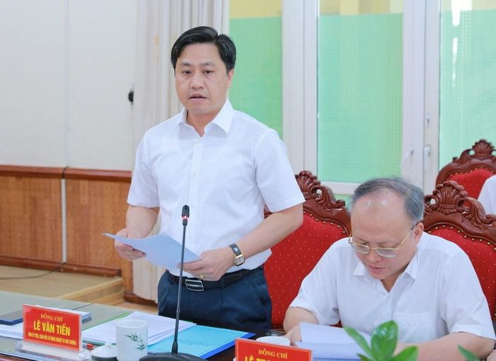 Giám đốc Sở Nông nghiệp và Môi trường Lê Văn Tiến trình bày báo cáo.