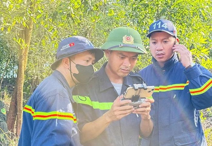 Lực lượng Cảnh sát PCCC&CNCH sử dụng Flycam trinh sát tiếp cận đám cháy.