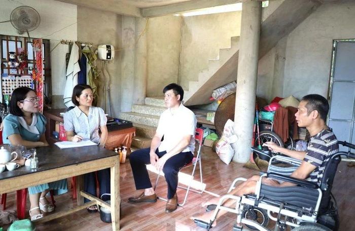 Đoàn công tác kiểm tra thực tế tại hộ ông Bùi Văn Khuê, ở thôn Ngọc Liên, xã Cẩm Thạch.