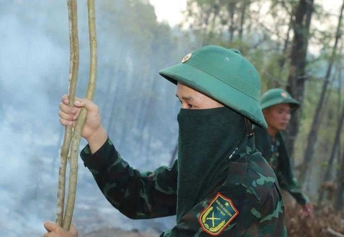 Cán bộ, chiến sĩ Trung đoàn 762, Bộ Chỉ huy Quân sự tỉnh nỗ lực dập tắt đám cháy.