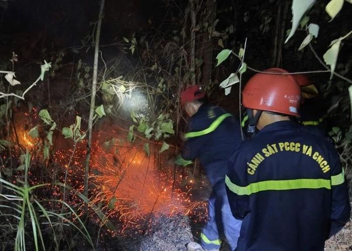 Tối 24/6, lực lượng chức năng vẫn đang bám sát hiện trường, nỗ lực khoanh vùng, khống chế đám cháy.