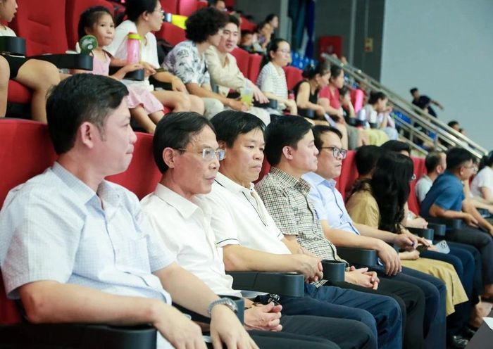 Phó Chủ tịch UBND tỉnh Đầu Thanh Tùng cùng các đại biểu dự chương trình.