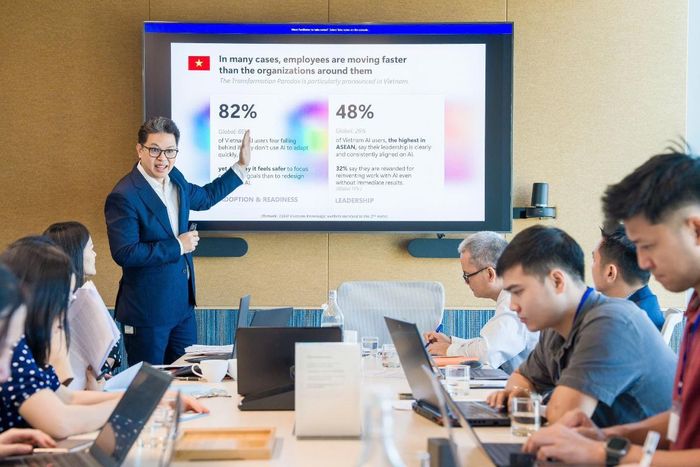 Ông Dhanawat Suthumpun, Giám đốc điều hành Microsoft Thái Lan và các thị trường mới nổi bao gồm Việt Nam chia sẻ với báo chí. Ảnh: Dũng Hiếu