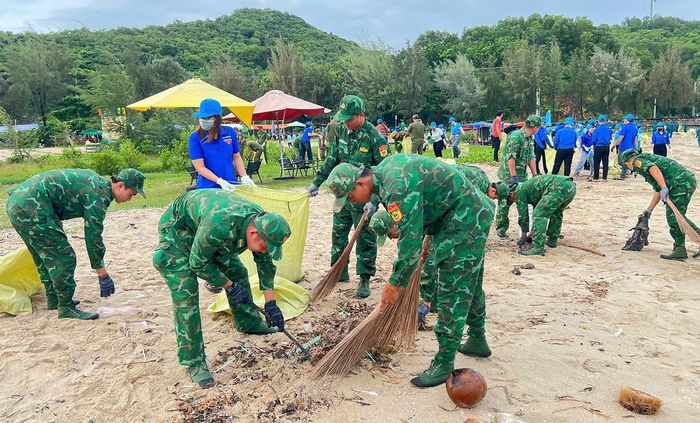 Đoàn viên, thanh niên Đồn Biên phòng Cửa khẩu quốc tế Hà Tiên thu gom rác thải trên bãi biển.