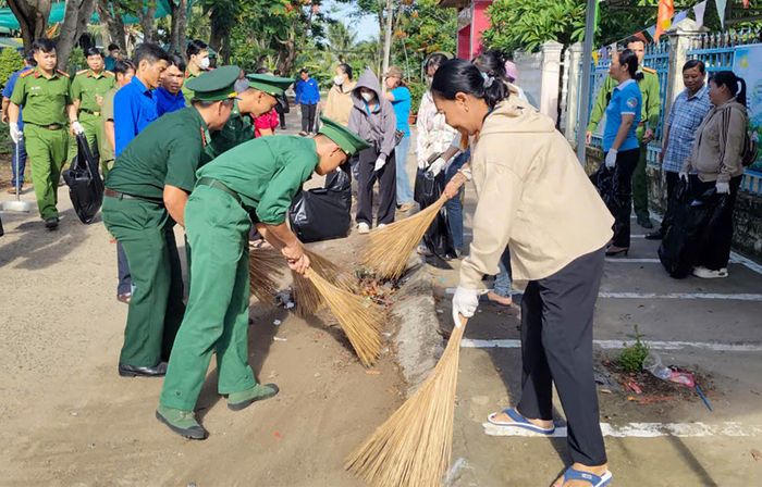 Đoàn viên, thanh niên Đồn Biên phòng Phú Hữu dọn vệ sinh nơi công cộng trên địa bàn phụ trách.
