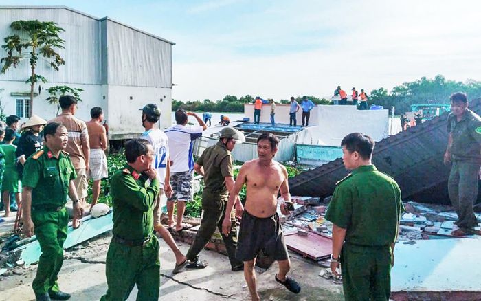 Lực lượng chức năng hỗ trợ người dân di dời tài sản.