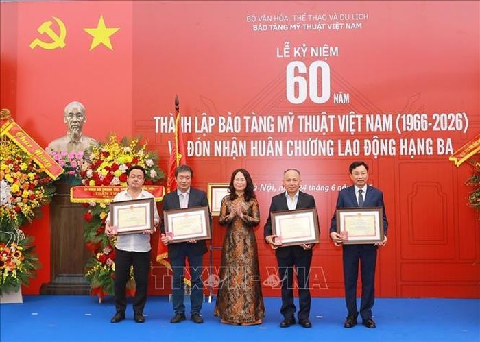 Bà Lâm Thị Phương Thanh, Bộ trưởng Bộ Văn hóa, Thể thao và Du lịch trao tặng kỷ niệm chương cho các tập thể và cá nhân có thành tích xuất sắc.