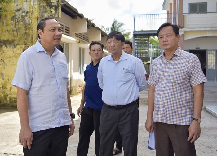 Phó Bí thư Tỉnh ủy An Giang Lâm Minh Thành khảo sát tình hình cơ sở vật chất của Trường THCS Thuận Hòa.