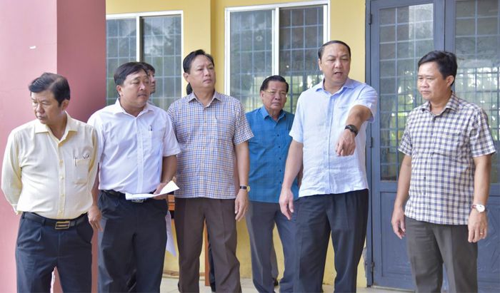 Phó Bí thư Tỉnh ủy An Giang Lâm Minh Thành (thứ hai, từ phải qua) khảo sát tình hình cơ sở vật chất của Trường THCS Đông Hòa 1.