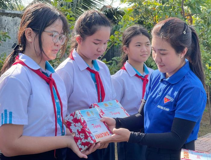 Phó Bí thư Đoàn phường Tô Châu Trần Cát Linh tặng quà cho các học sinh trên địa bàn.