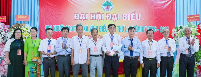 Phó Bí thư Thường trực Đảng ủy xã Vĩnh Điều Huỳnh Thiện Khoa (thứ tư, từ phải qua) tặng hoa chúc mừng Ban Chấp hành Hội Người cao tuổi xã Vĩnh Điều khóa I.