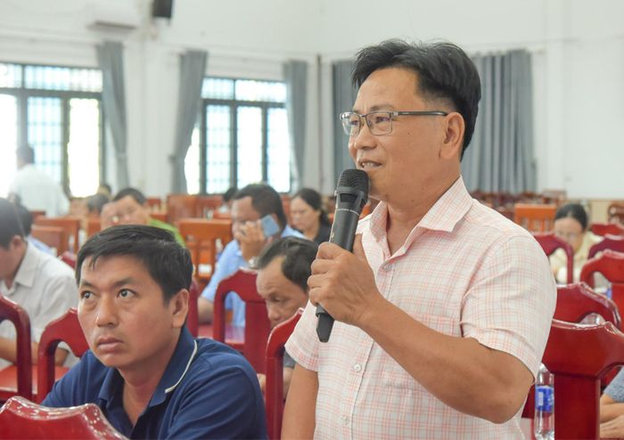 Cử tri xã Vĩnh Phong phát biểu ý kiến tại hội nghị.