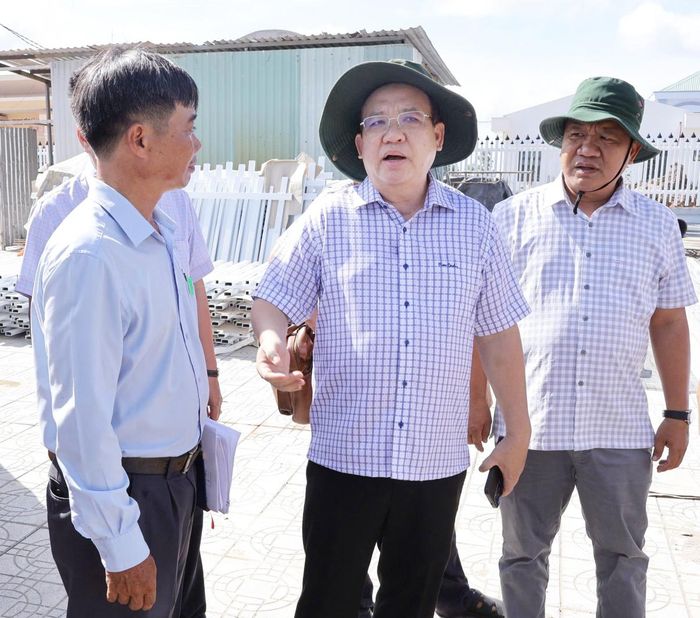 Phó Chủ tịch Thường trực UBND tỉnh An Giang Nguyễn Thanh Phong (giữa) trao đổi với sở, ngành, địa phương về tiến độ thực hiện dự án.