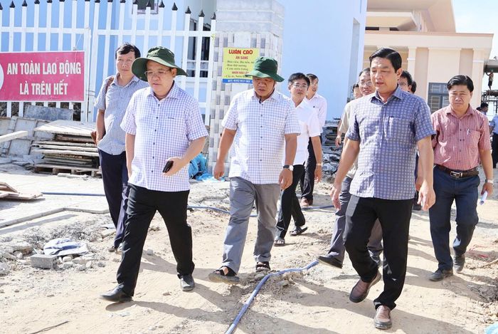 Đoàn công tác UBND tỉnh kiểm tra tiến độ thực hiện công trình.