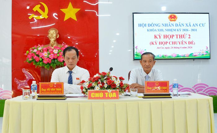 Chủ tọa kỳ họp.
