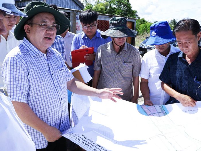 Phó Chủ tịch Thường trực UBND tỉnh Nguyễn Thanh Phong (bìa trái) nghe đơn vị tư vấn trình bày phương án khắc phục sự cố đường điện 110KV Hà Tiên - Phú Quốc