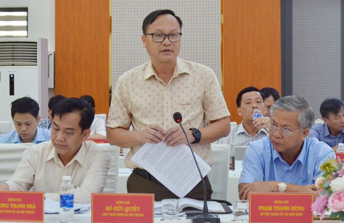 Chủ tịch UBND xã Mỹ Thuận Hồ Hữu Quyết phát biểu tại buổi làm việc.