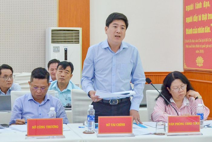 Đại diện Sở Tài tỉnh tỉnh An Giang phát biểu giải trình các kiến nghị của đại biểu tại buổi làm việc.