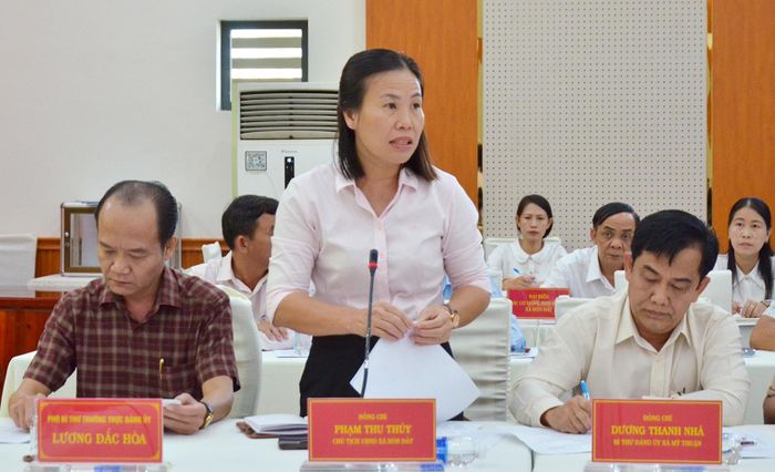 Chủ tịch UBND xã Hòn Đất Phạm Thu Thủy phát biểu tại buổi làm việc.