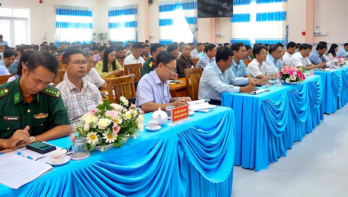 Đại biểu tham dự buổi tiếp xúc cử tri.