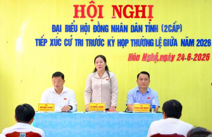 Ủy viên Ban Thường vụ Tỉnh ủy, Phó Chủ tịch Thường trực HĐND tỉnh An Giang Lê Hồng Thắm trao đổi, làm rõ một số nội dung thuộc thẩm quyền cử tri quan tâm.