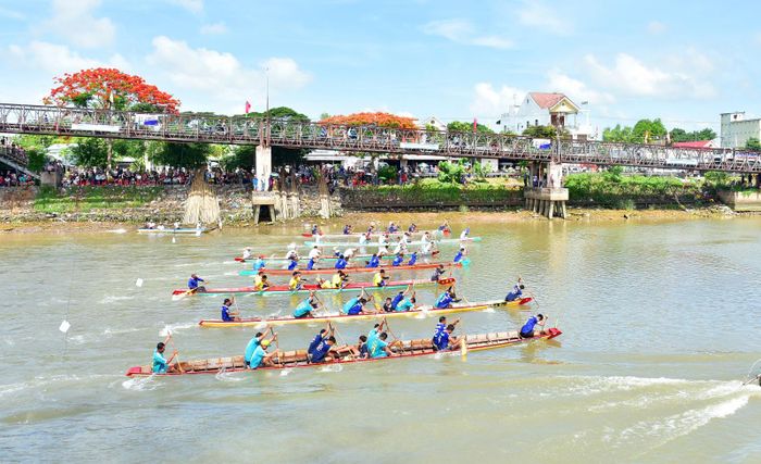 Các đội thi đấu trong tiếng cổ vũ nhiệt tình của khán giả.