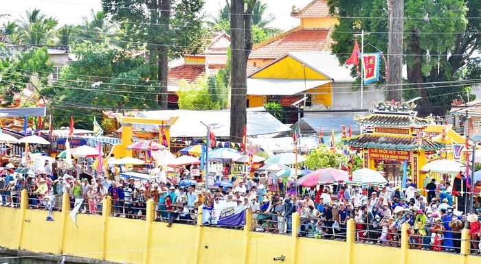 Hàng chục ngàn khán giả đến xem và cổ vũ các đội thi đấu.