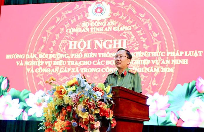 Đại tá Huỳnh Thanh Lâm, Phó Giám đốc Công an tỉnh, phát biểu chỉ đạo tại hội nghị.
