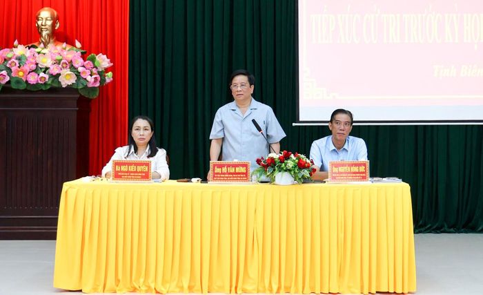 Phó Bí thư Tỉnh ủy, Chủ tịch UBND tỉnh An Giang Hồ Văn Mừng phát biểu tại buổi tiếp xúc cử tri.