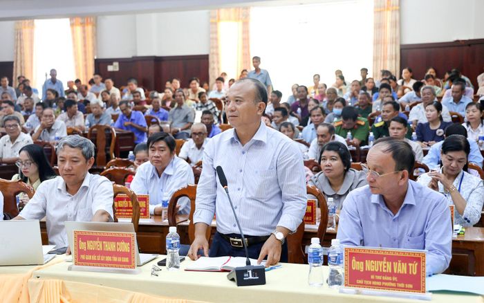 Đại diện Sở Xây dựng trả lời kiến nghị của cử tri.