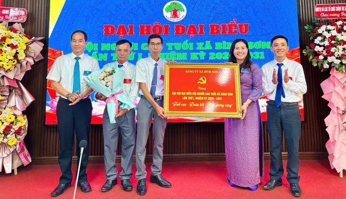 Đảng ủy xã Bình Sơn trao tặng đại hội bức trướng.