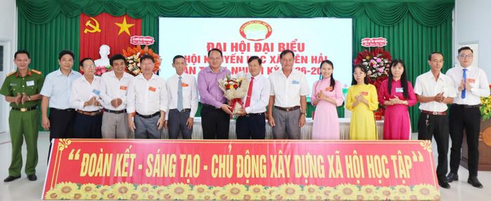 Phó Bí thư Thường trực Đảng ủy, Chủ tịch HĐND xã Tiên Hải Lâm Minh Chiến (thứ bảy, từ trái qua) tặng hoa chúc mừng Ban Chấp hành Hội Khuyến học xã Tiên Hải nhiệm kỳ 2026 - 2031.