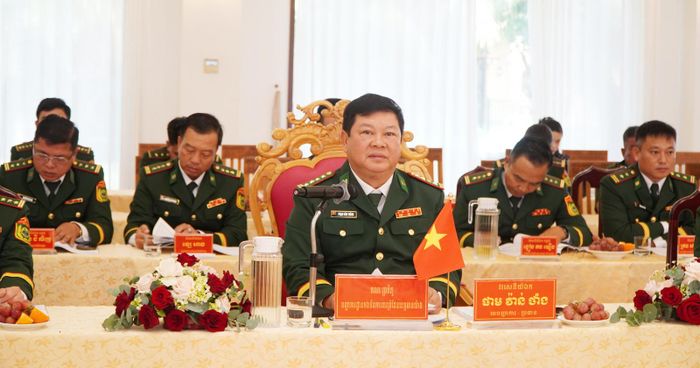 Đại tá Phạm Văn Thắng, Phó Chỉ huy trưởng Bộ Chỉ huy Quân sự tỉnh kiêm Chỉ huy trưởng Ban Chỉ huy Bộ đội Biên phòng tỉnh An Giang phát biểu tại hội đàm.
