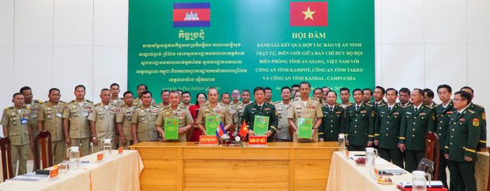 Ban Chỉ huy Bộ đội Biên phòng tỉnh An Giang và Công an các tỉnh Kampot, Takeo, Kandal ký kết biên bản hội đàm năm 2026.