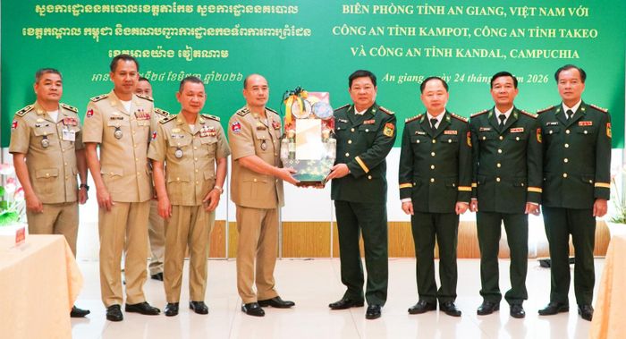 Ban Chỉ huy Bộ đội Biên phòng tỉnh An Giang và Công an các tỉnh Kampot, Takeo, Kandal trao tặng quà nhân dịp hội đàm.
