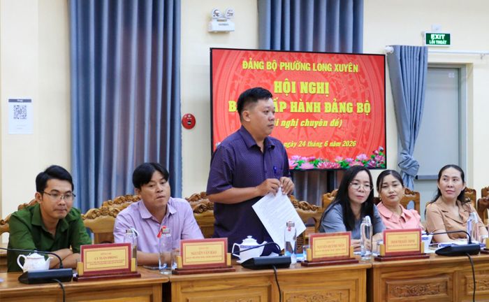 Đại biểu phát biểu ý kiến.