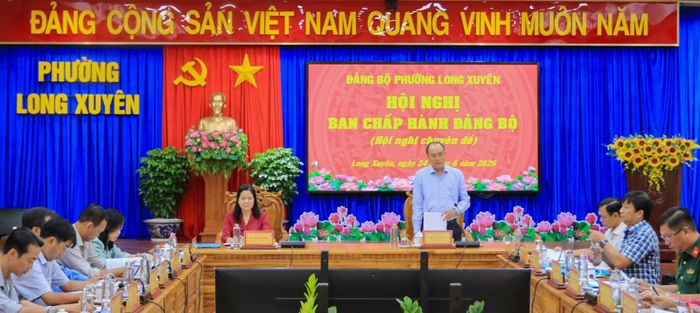 Bí thư Đảng ủy, Chủ tịch HĐND phường Long Xuyên Lâm Quang Thi phát biểu kết luận hội nghị.