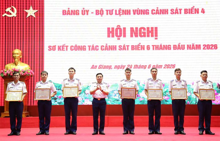 Thiếu tướng Đào Bá Việt, Tư lệnh Vùng Cảnh sát biển 4 trao thưởng cho các tập thể, cá nhân được tặng danh hiệu chiến sĩ thi đua toàn quân và bằng khen của Bộ trưởng Bộ Quốc phòng.