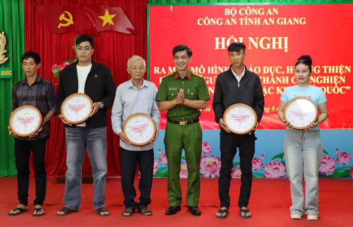 Tặng quà cho các thành viên trong mô hình.