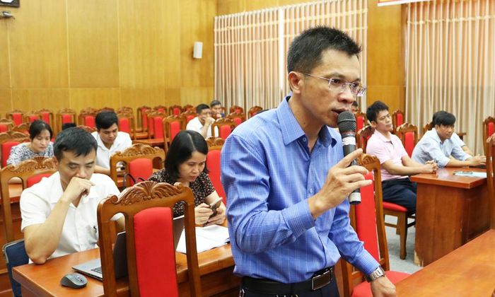  Cán bộ thư viện xã Lạng Giang trao đổi về những khó khăn, vướng mắc của thư viện cơ sở tại chương trình tập huấn. 