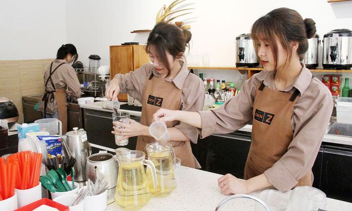  Sinh viên làm thêm hè tại quán cà phê GenZ (phường Bắc Giang). 